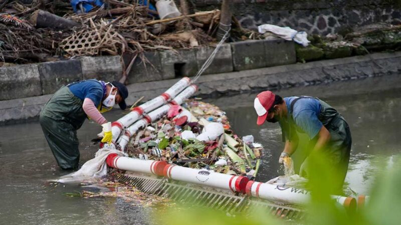 تنظيف الأنهار الملوثة بالبلاستيك في إندونيسيا: الرحلة الملهمة لمبادرة سونغاي ووتش