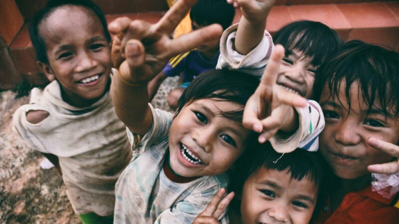 منظمة “أنقذوا الأطفال” الدولية: إرث من التعاطف والمناصرة والالتزام الثابت بدعم حقوق الأطفال